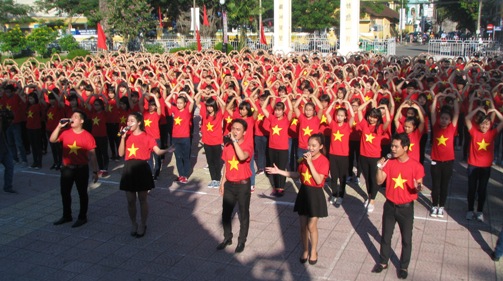 Hơn 1.200 đoàn viên thanh niên đồng diễn dân vũ Những trái tim Việt Nam